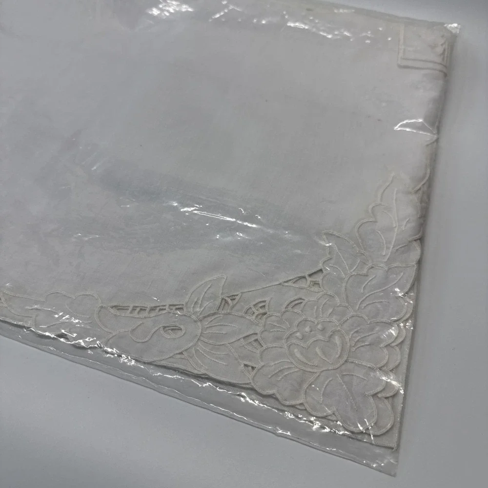 Vintage Sunham Placemats & Napkin White Floral Embroidered‎ 8 Piece Set